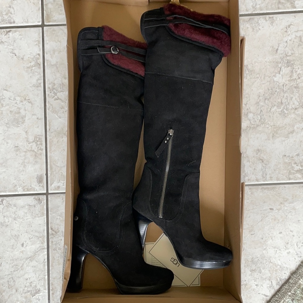 UGG boots black suede with maroon shearling fur size 8 Ophira
